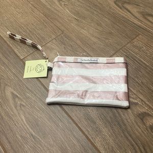 🧡 striped wristlet